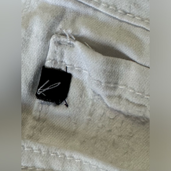 KanCan distressed cuffed shorts. Size 13/30 - Picture 2 of 6